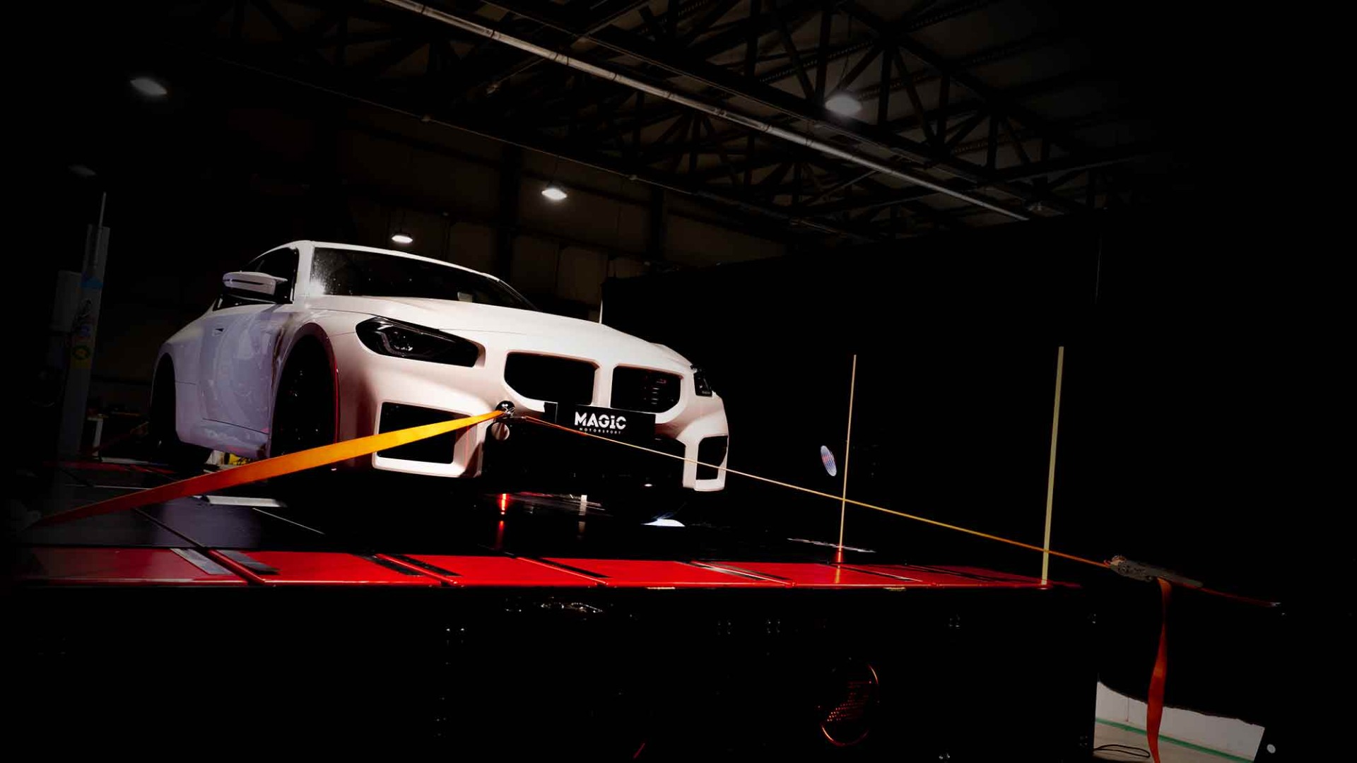 Auto su banco prova Dynomag AWD Roller in ambiente test Magicmotorsport