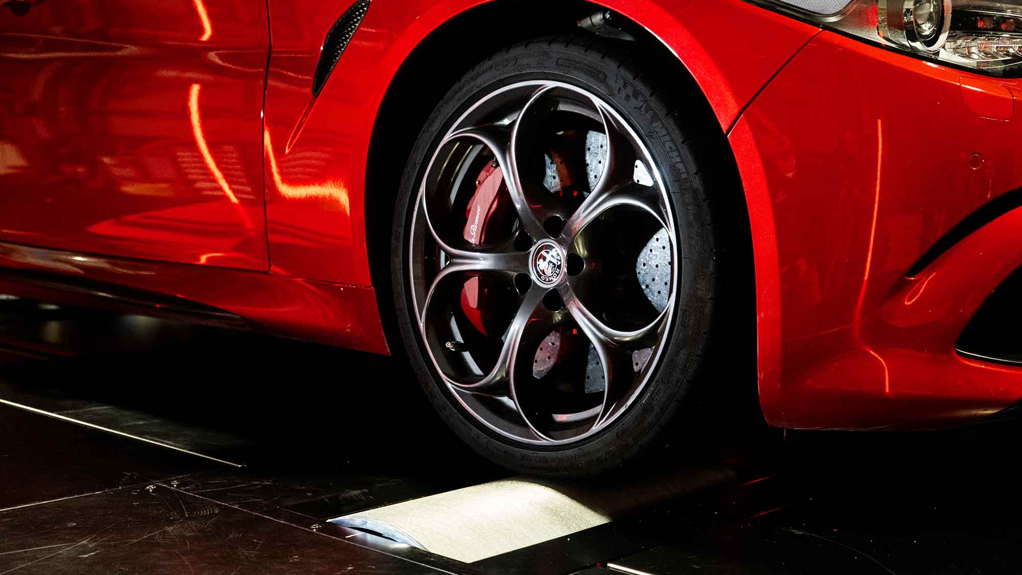 Dettaglio ruota di auto rossa su rulli Dynomag AWD Roller