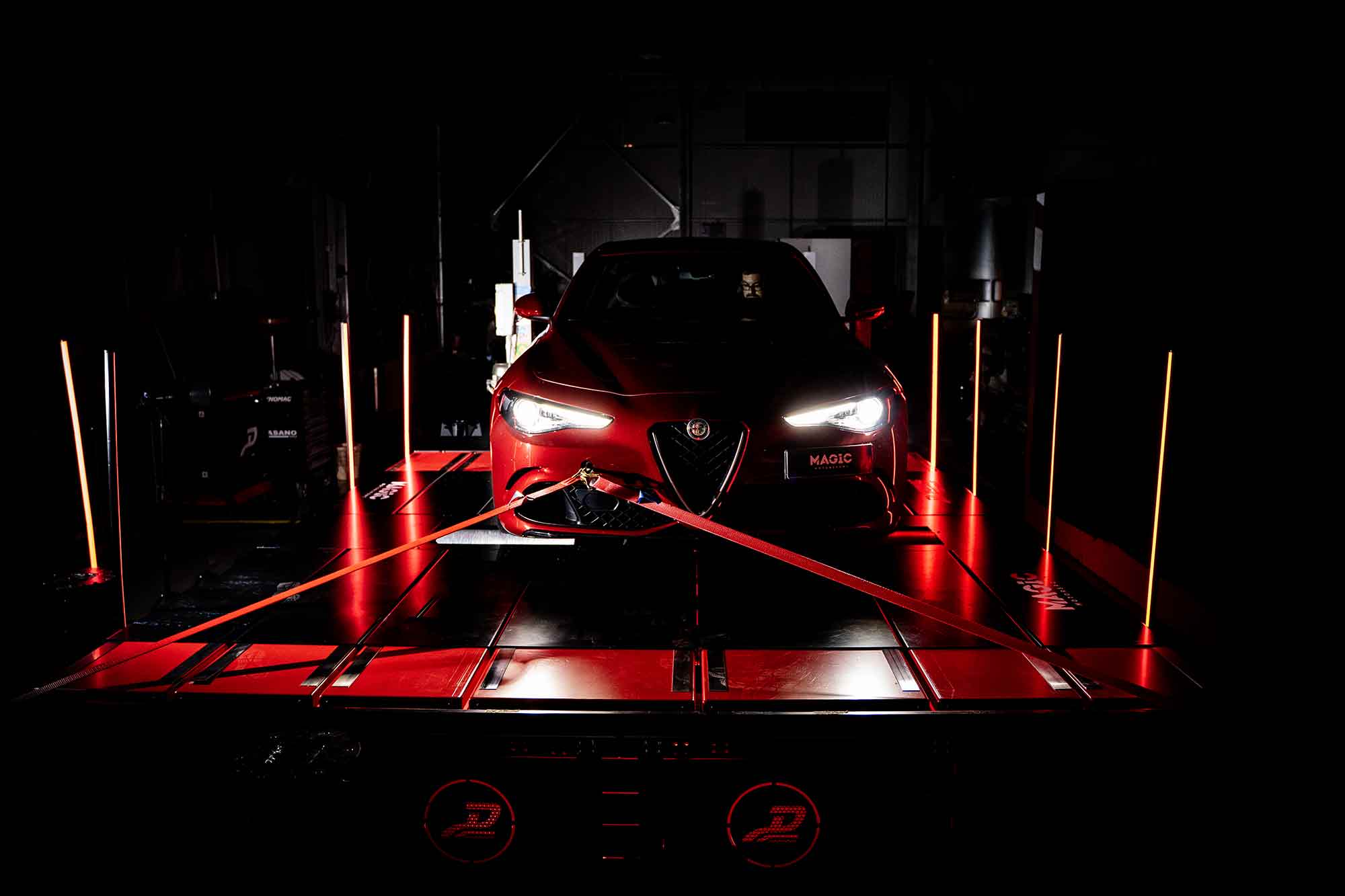 Vista frontale auto su banco prova Dynomag AWD Roller